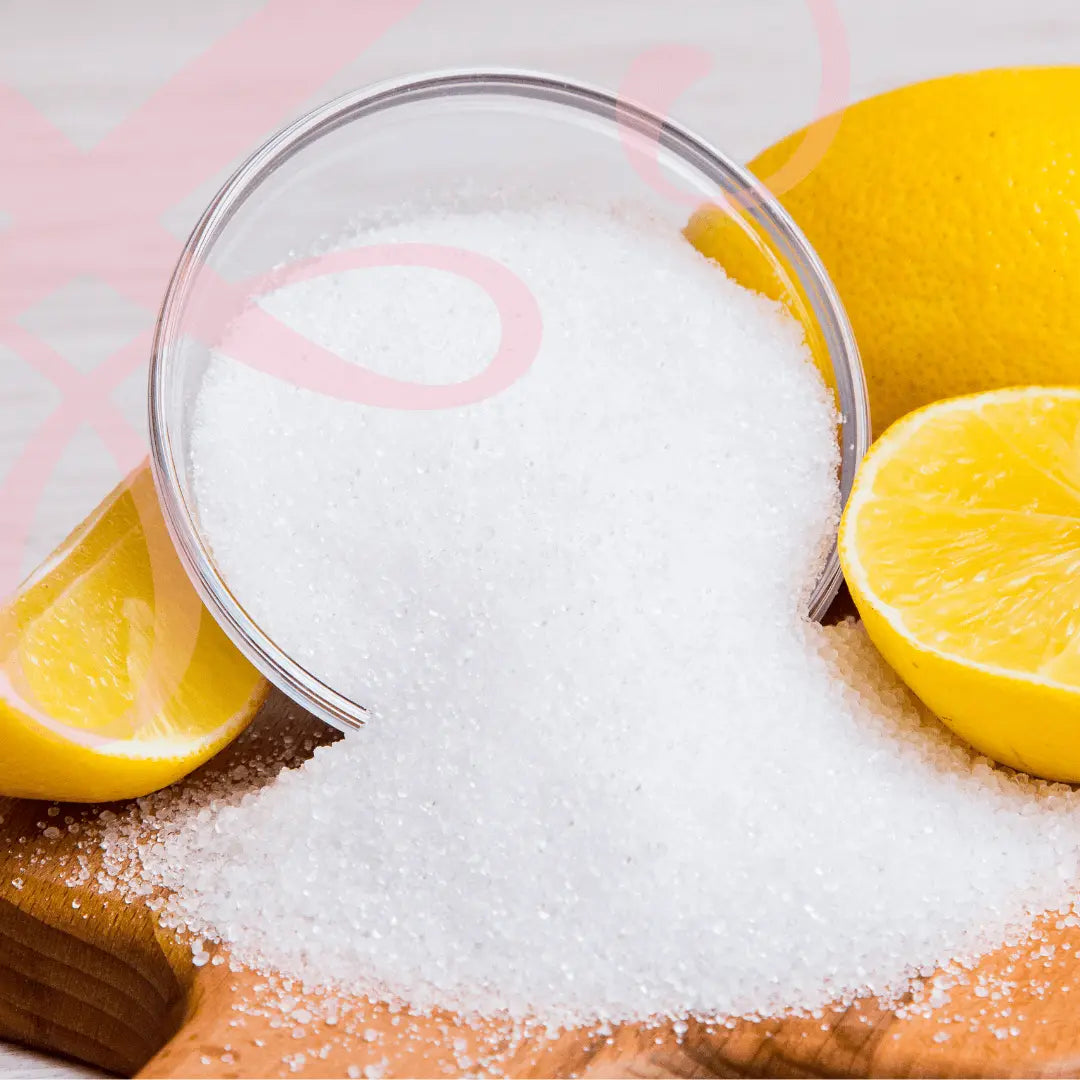 Acide citrique dans un bol avec quartiers de citron