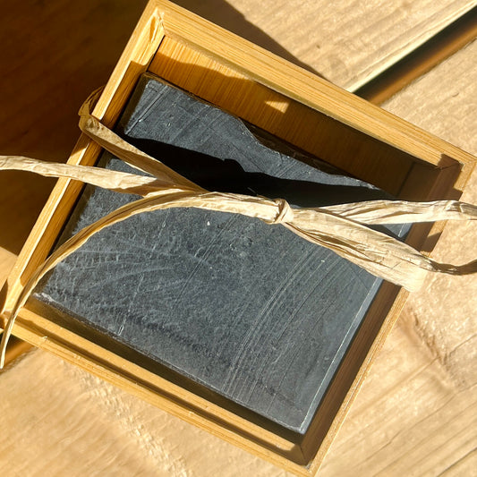 Jabonera y jabón de carbón activado