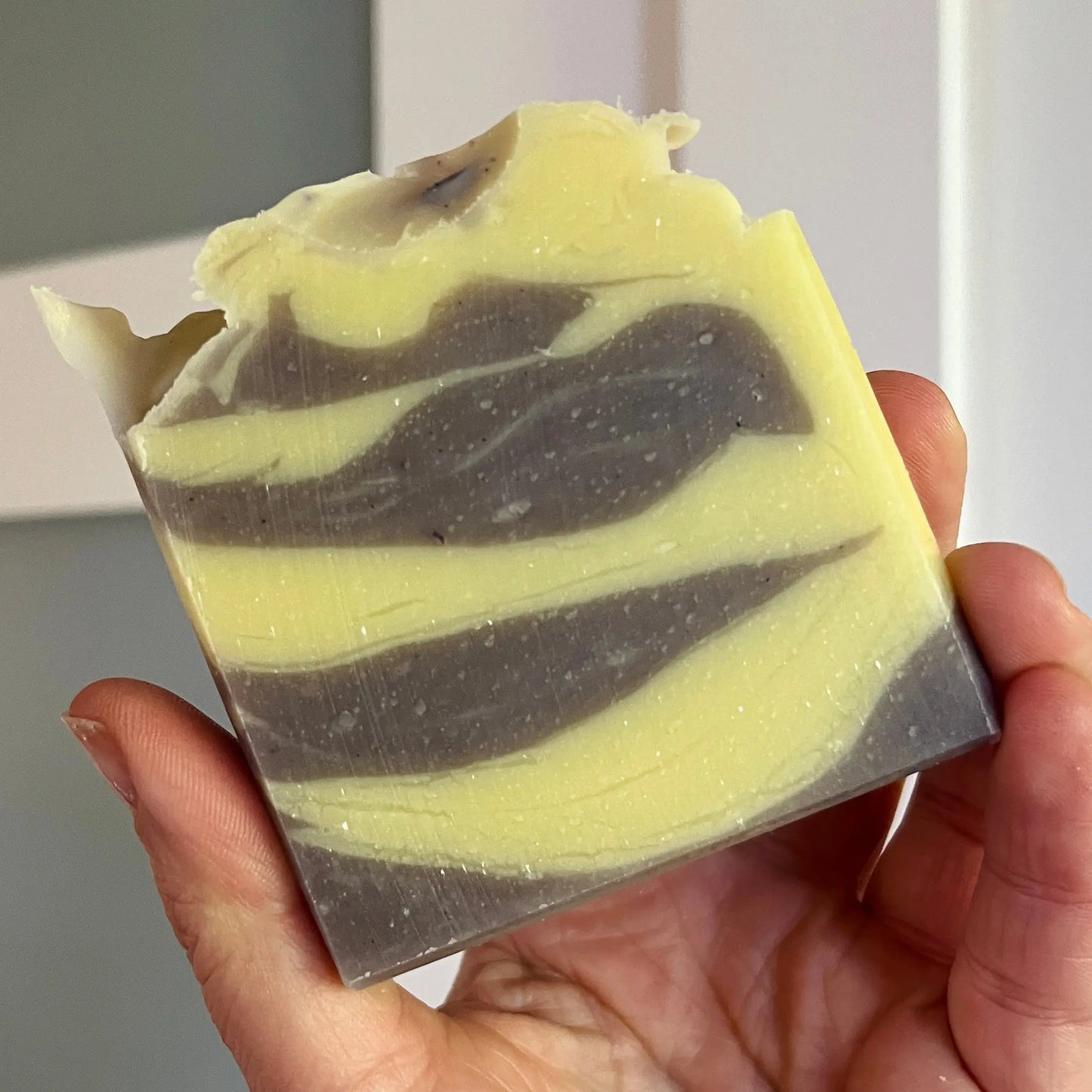 Savon à l'argile brésilienne WHITNEY huile d'avocat et lilas La Sultana Savonnerie | Savons et soins naturels faits main | Québec