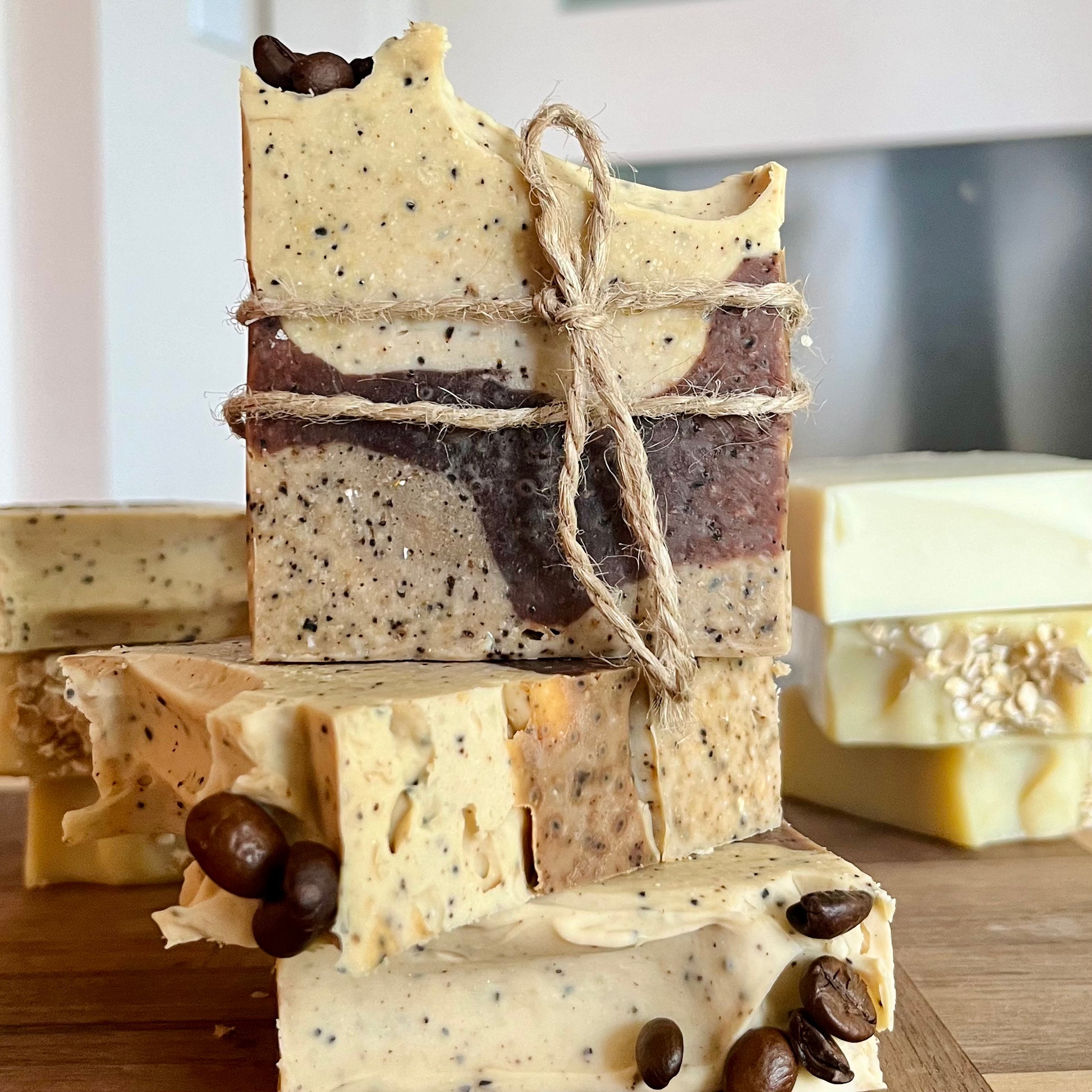 Savon exfoliant artisanal et naturel au café La Sultana sur planche de bois