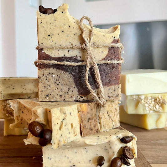 Savon exfoliant artisanal et naturel au café La Sultana sur planche de bois