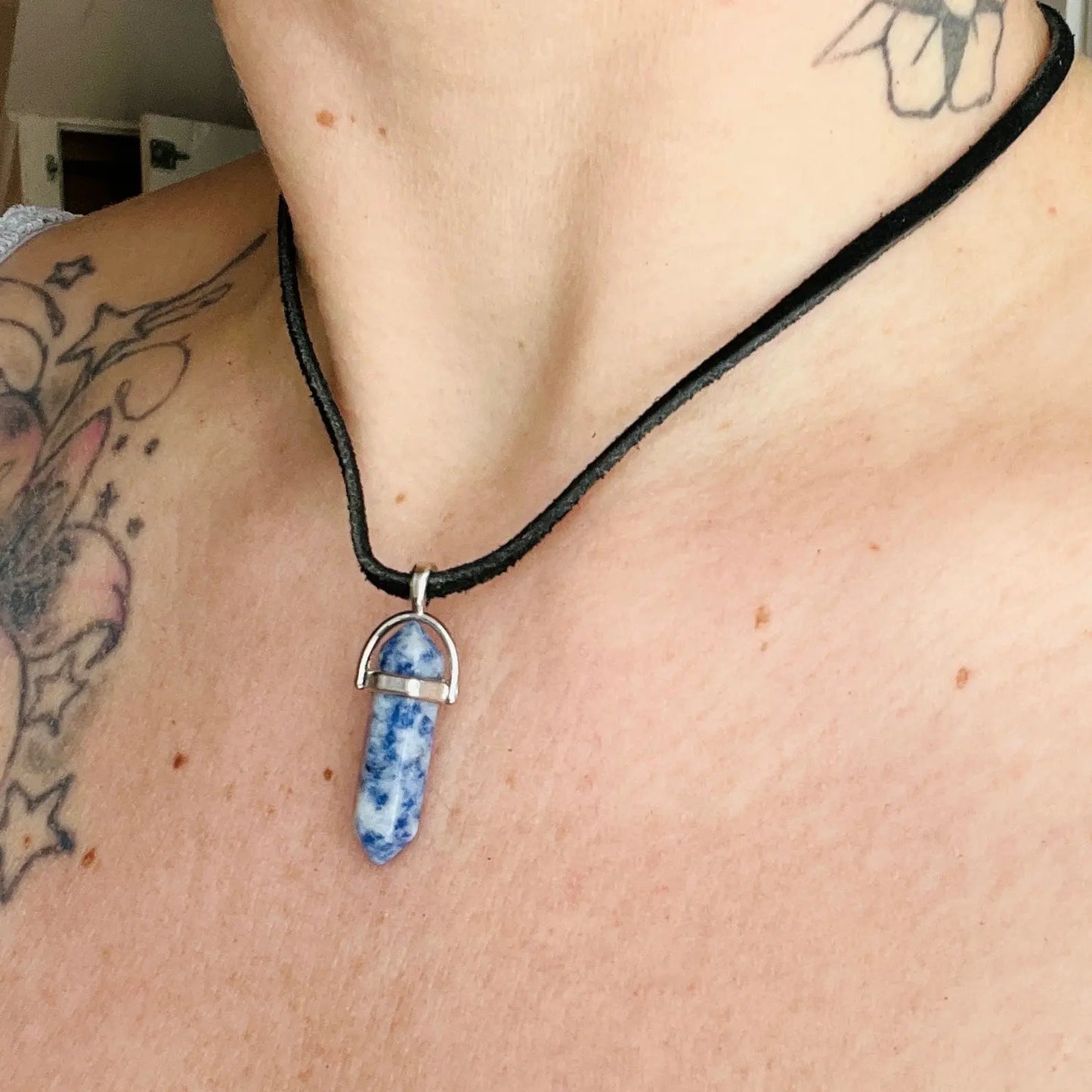Colgante de sodalita en cadena de cuero de 18 pulgadas
