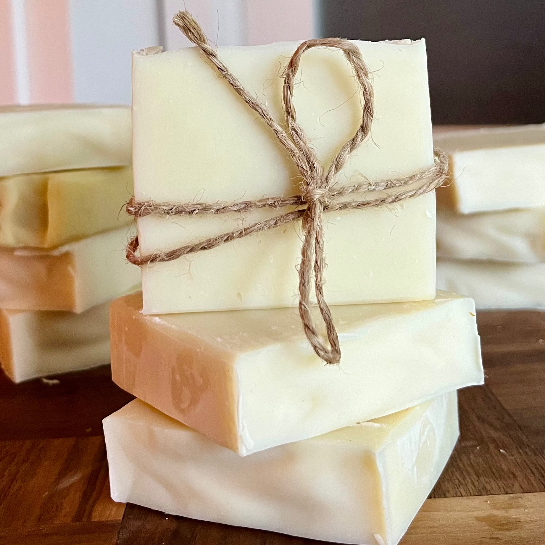 Savon doux artisanal et naturel BABA La Sultana sur planche de bois