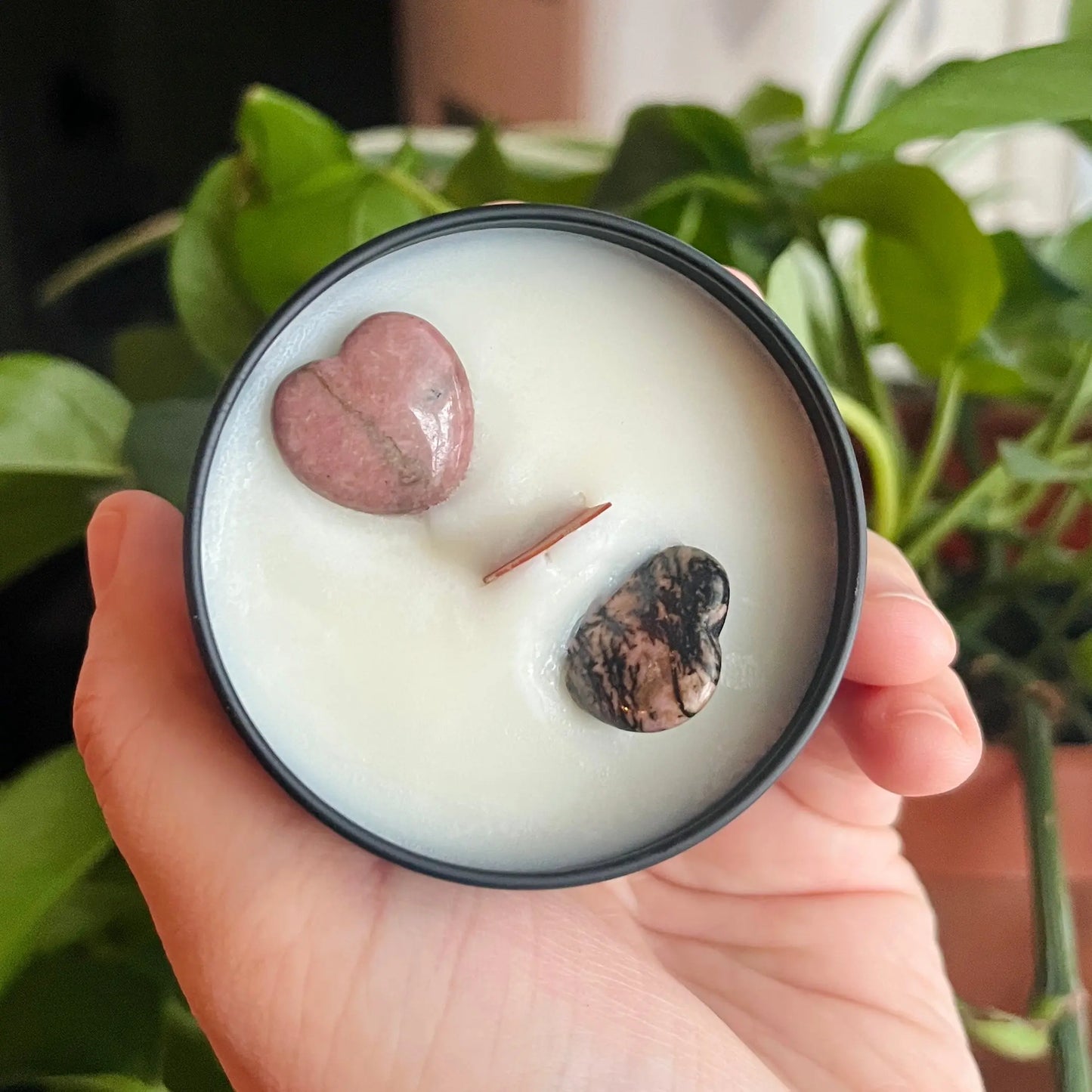 Bougie de soja crépitante NÉMÉSIS fruits confits & rhodonite - La Sultana Savonnerie | Savons et soins naturels faits main | Québec