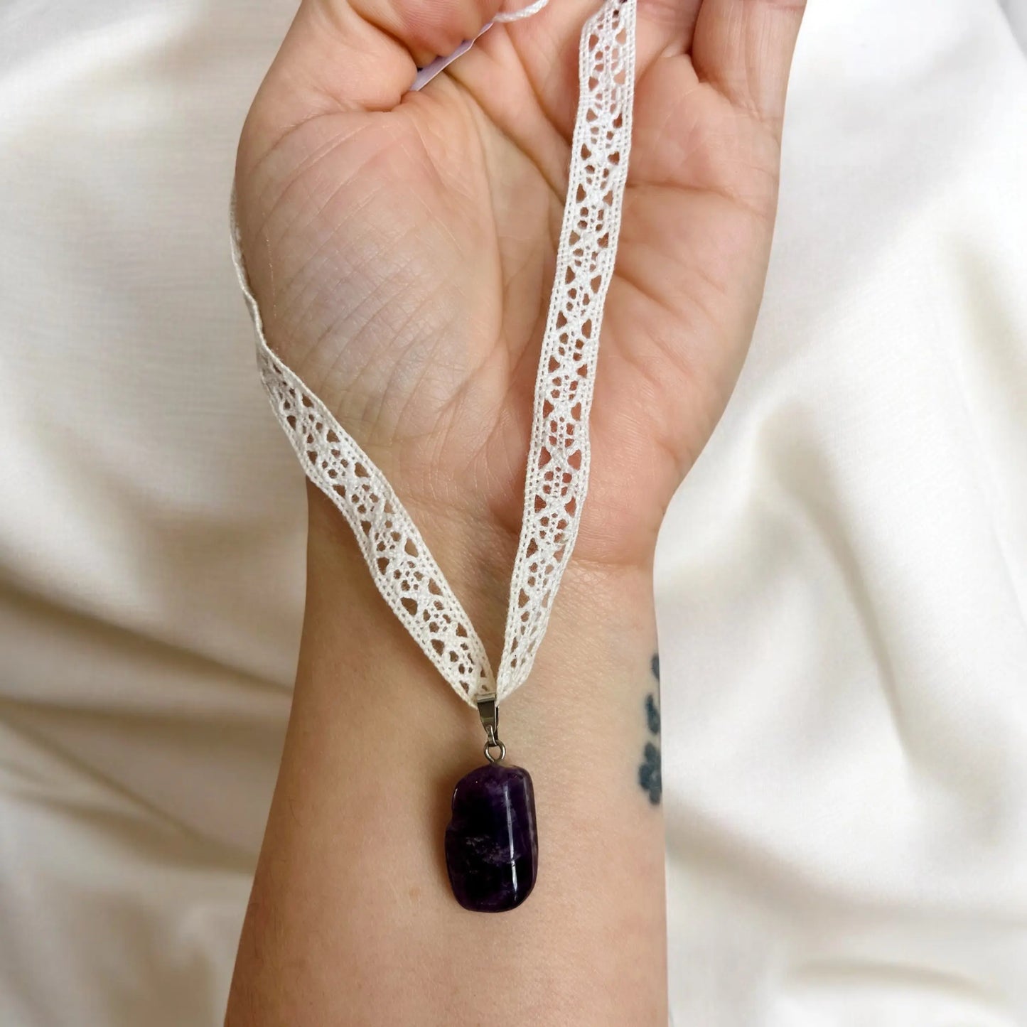 Gargantilla con colgante de encaje de amatista