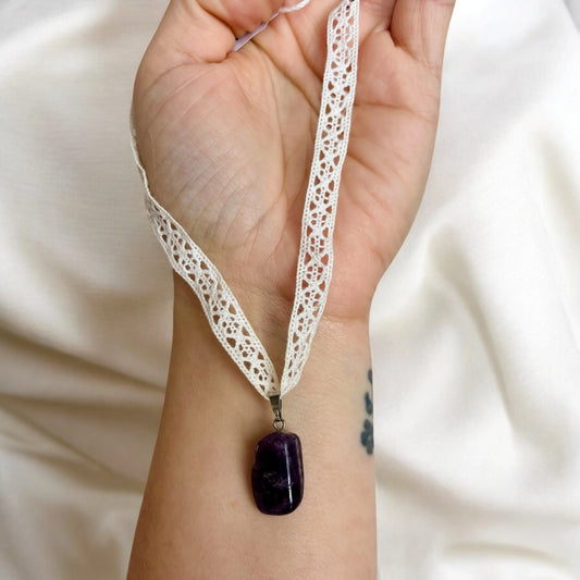Gargantilla con colgante de encaje de amatista