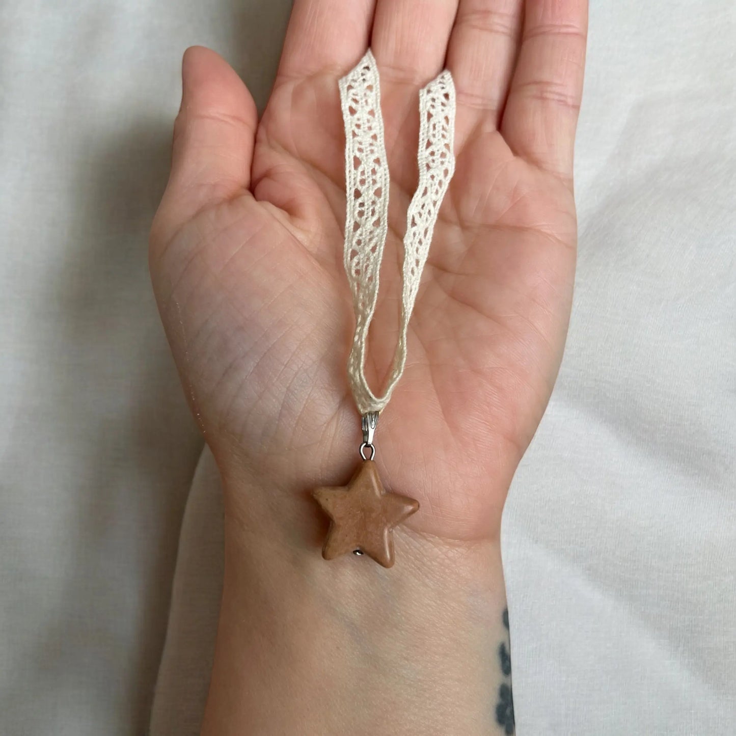 Pendentif Jaspe caramel en dentelle La Sultana Savonnerie | Savons et soins naturels faits main | Québec