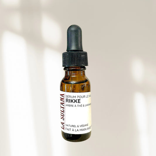 Suero facial de árbol de té y lavanda de RIKKE y masaje con Gua Sha