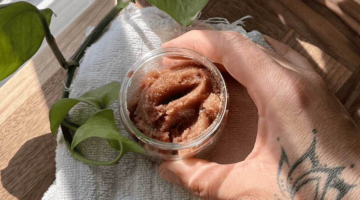 Main tenant un exfoliant naturel au chocolat et vanille la sultana savonnerie