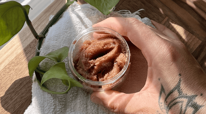 Main tenant un exfoliant naturel au chocolat et vanille la sultana savonnerie