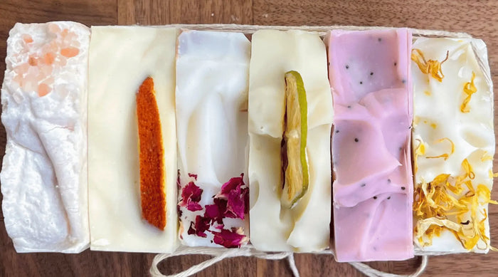 Plusieurs savons naturels et artisanaux empilés la sultana savonnerie