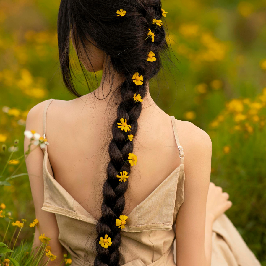 Six savons ronds verts et blancs aux motifs floraux sont disposés sur une surface en bois à carreaux. Les savons présentent des formes de pétales détaillées et semblent fabriqués à la main.