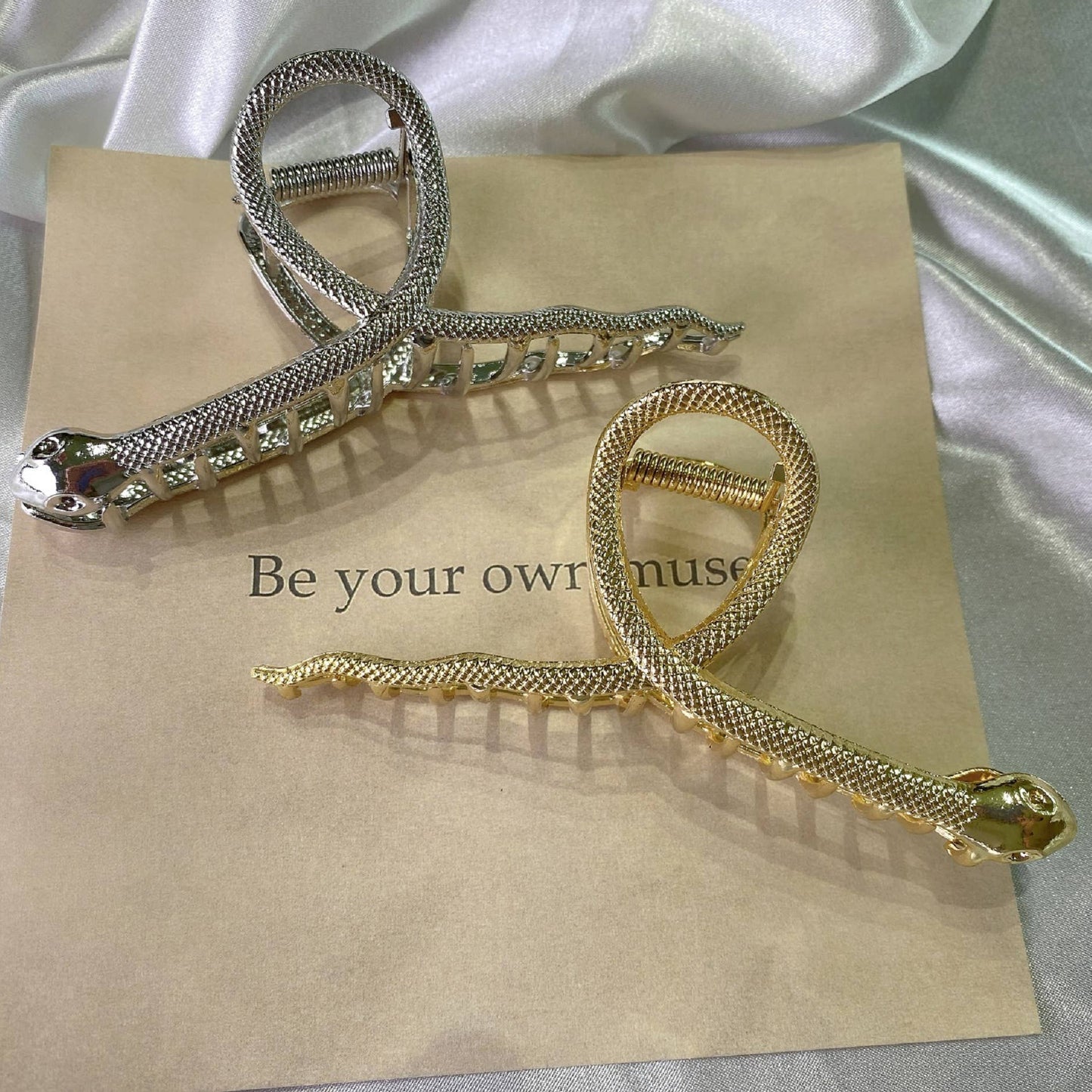 Pince à cheveux motif serpent entrelacé - La Sultana | Soins naturels québecois