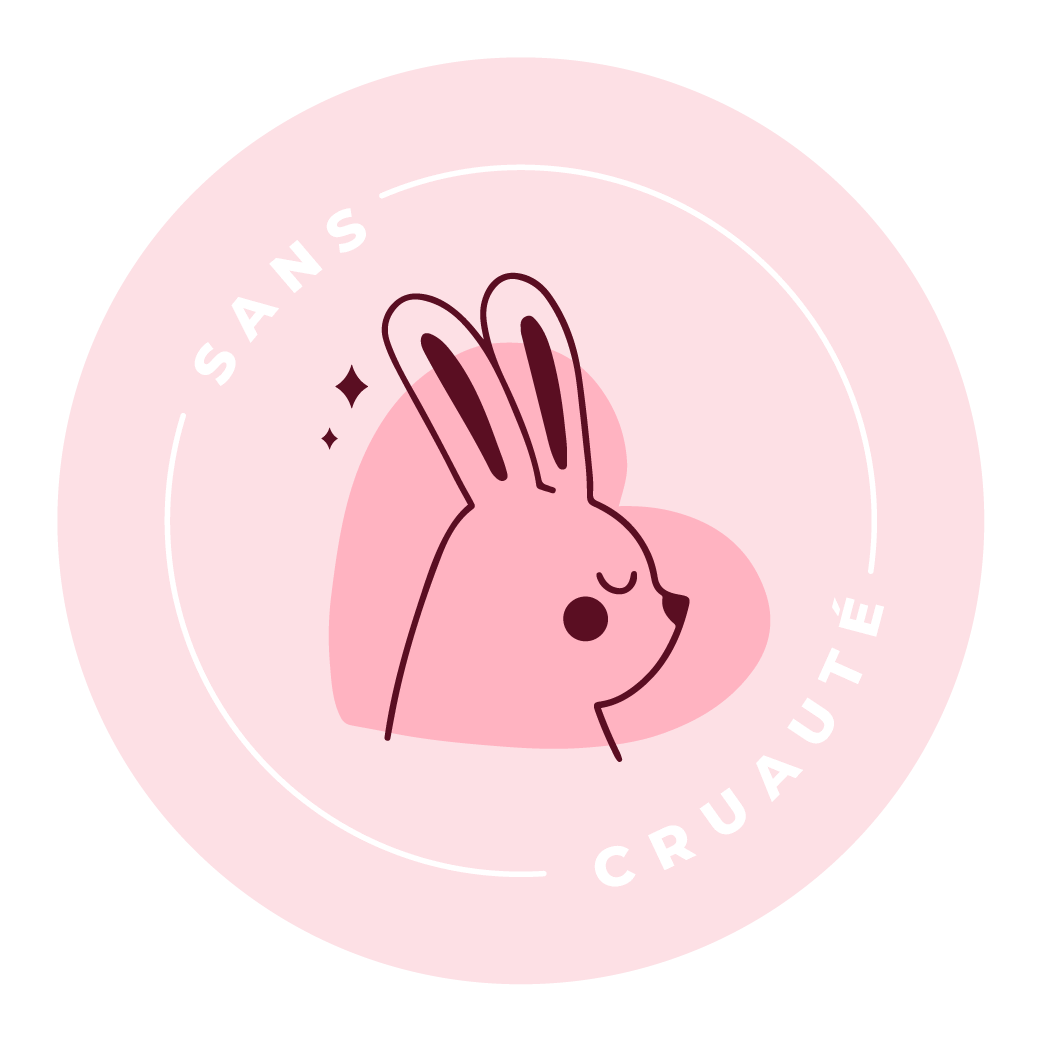 Un logo circulaire au fond rose pâle présente une illustration du profil d'un lapin à l'intérieur d'un cœur rose. Les mots « SANS CRUAUTÉ » sont inscrits sur la circonférence en blanc, ce qui signifie « sans cruauté » en français. Inspiré des soins doux, comme la Barre de massage à l'argile ghassoul MARTIN oud oriental de La Sultana Savonnerie | Savons et soins naturels faits main | Québec, il symbolise la pureté et l'élégance.