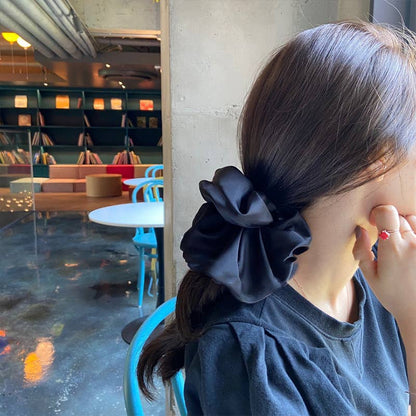 Scrunchie à cheveux géant en satin - La Sultana | Soins naturels québecois