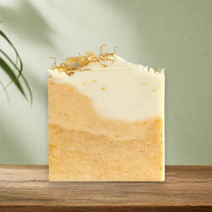 Savon doux NÉFERTITI cire d'abeille, curcuma et calendula - La Sultana | Soins naturels québecois