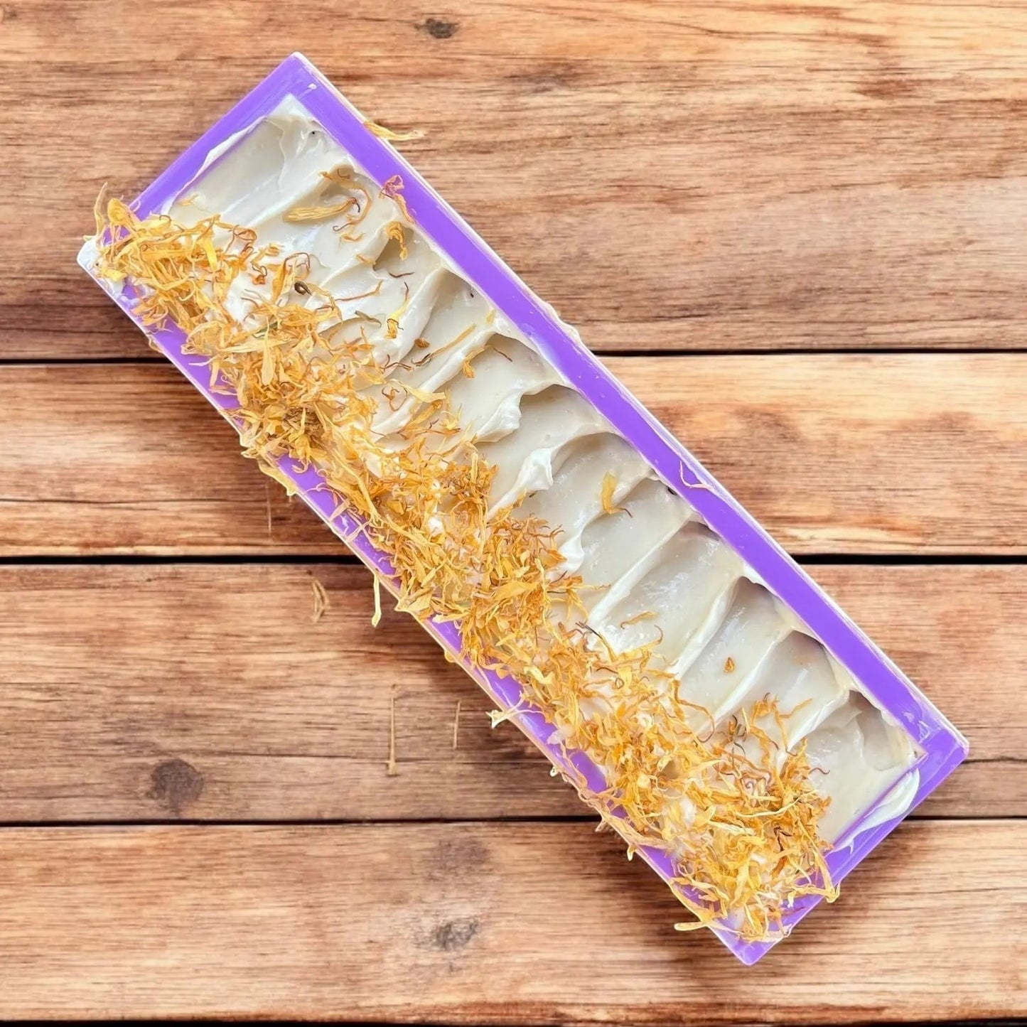 Savon doux NÉFERTITI cire d'abeille, curcuma et calendula - La Sultana | Soins naturels québecois
