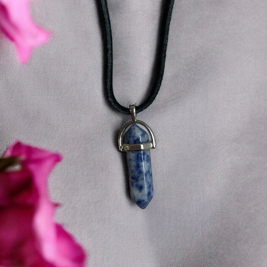 Colgante de sodalita en cadena de cuero de 18 pulgadas