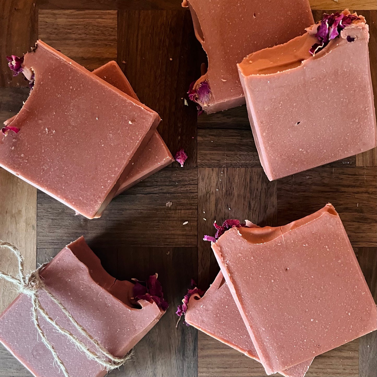 Savon artisanal et naturel La Sultana a la rose et vanille sur planche de bois