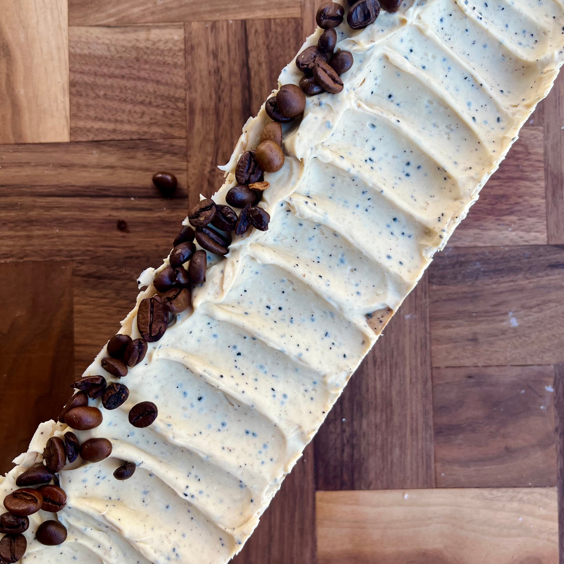 Savon artisanal et naturel au café La Sultana sur planche de bois