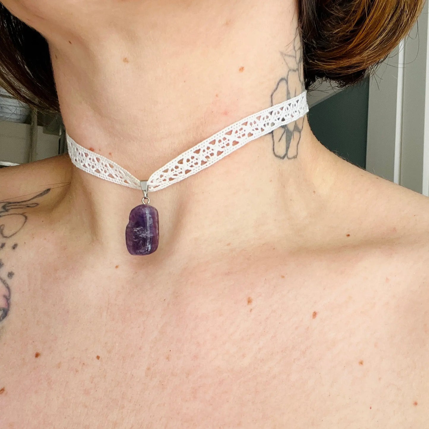 Gargantilla con colgante de encaje de amatista