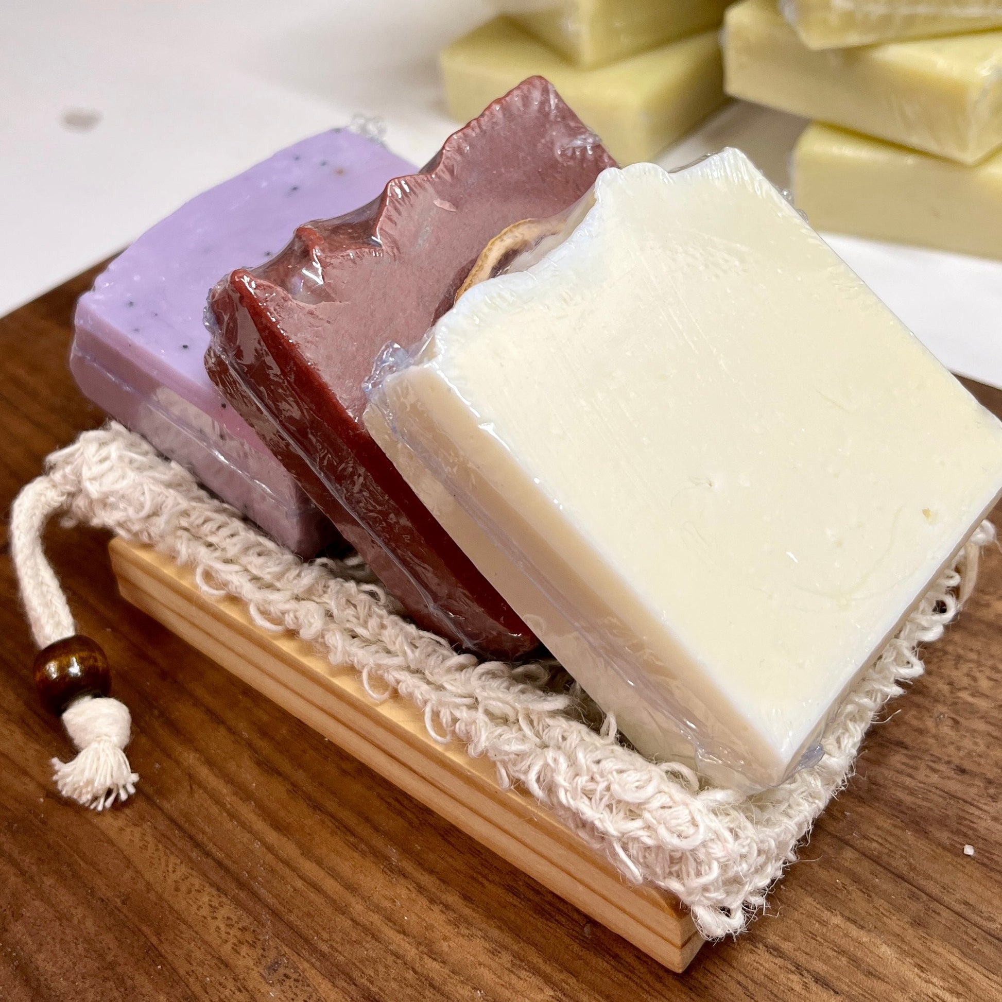 Ensemble de 3 savons, porte savon et pochette à retailles La Sultana Savonnerie | Savons et soins naturels faits main | Québec