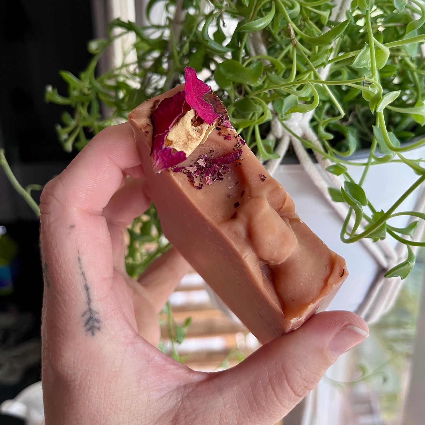 Savon au lait de chèvre  rose vanillée imparfait