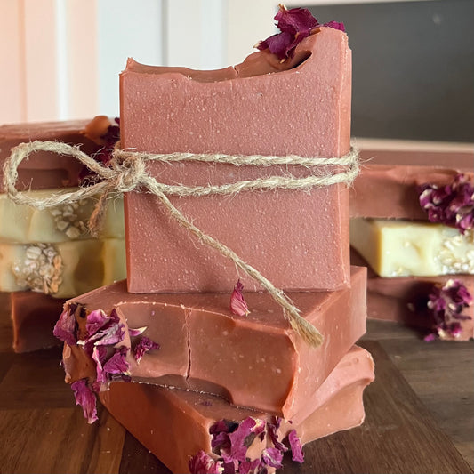 Savon artisanal La Sultana à la rose et vanille sur planche de bois