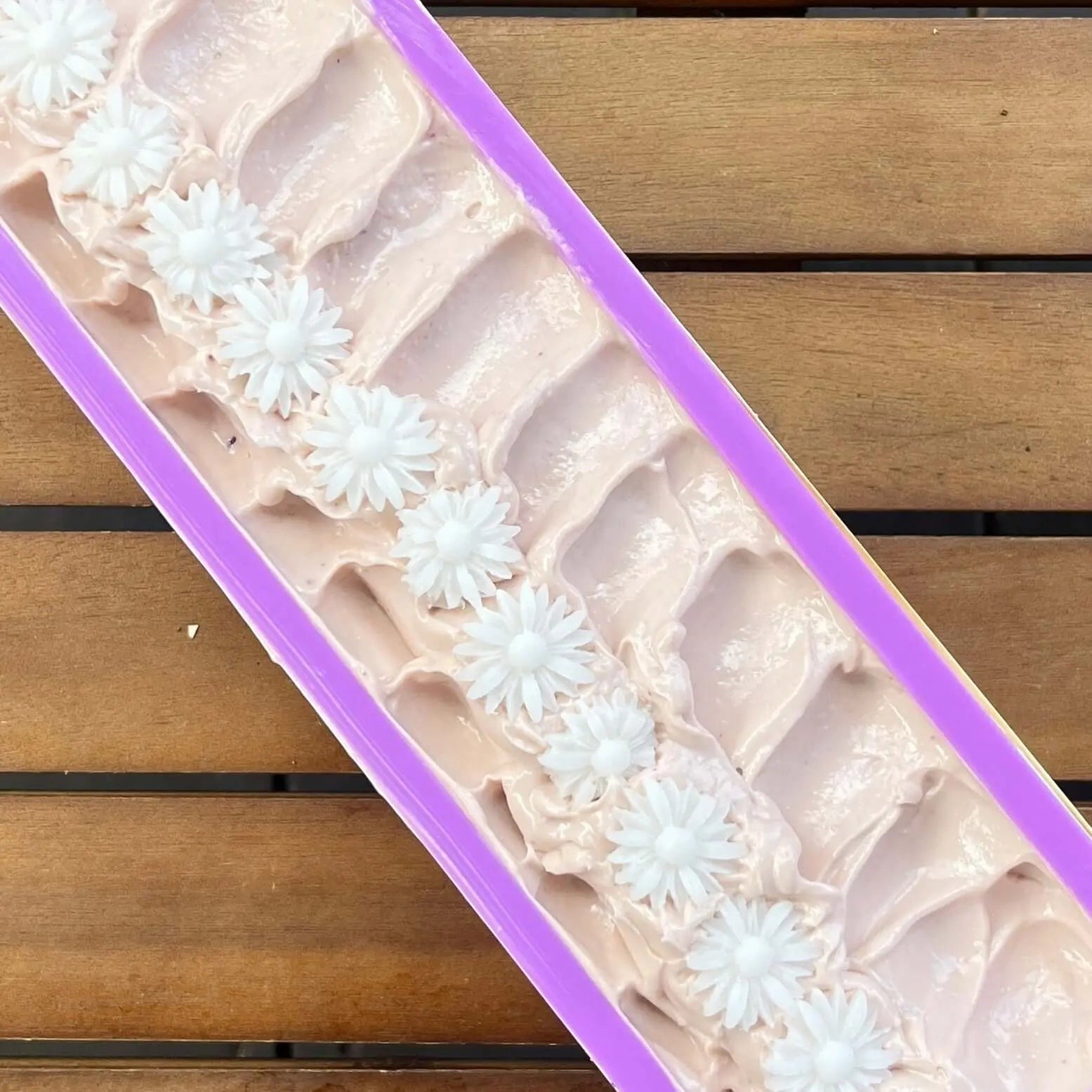 Savon à l'argile rose FRIDA karité et pois senteur - La Sultana | Soins naturels québecois