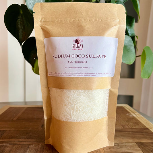 Sac de sodium coco sulfate scs sur table de bois