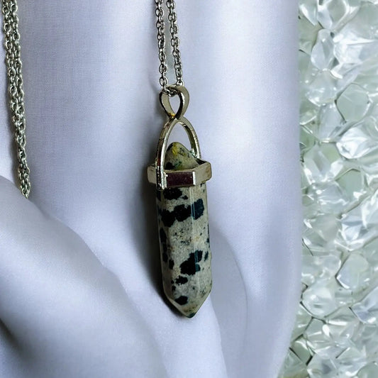 Colgante de jaspe dálmata en cadena de acero inoxidable de 26 pulgadas