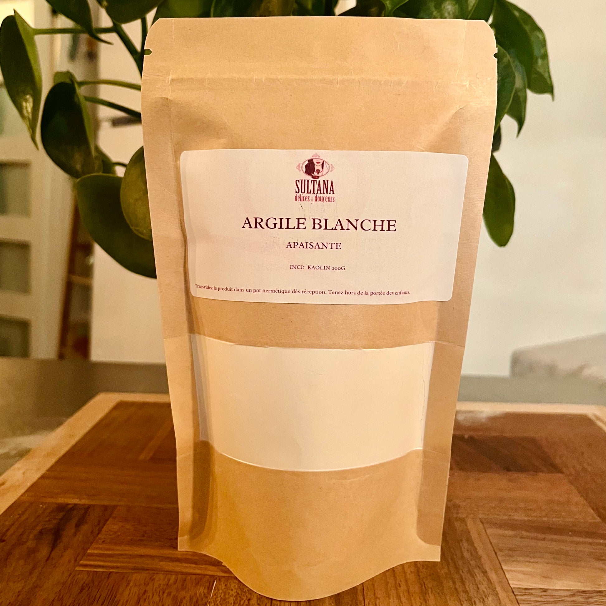 Sac argile blanche kaolin sur table de bois