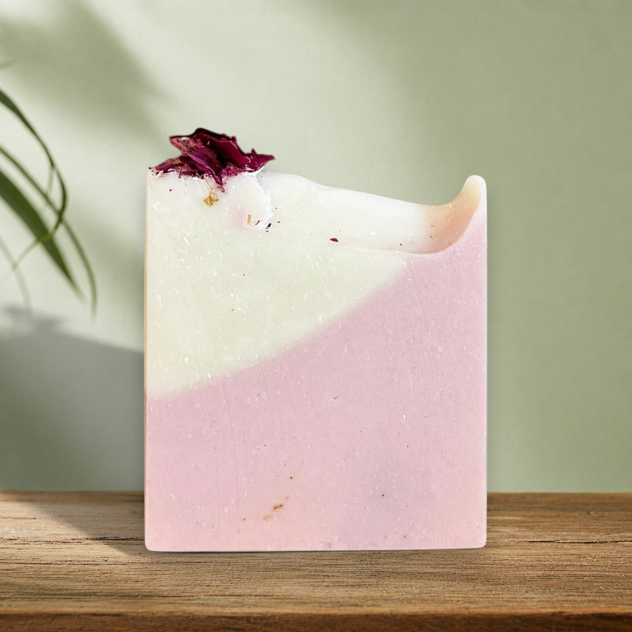Savon doux BETH La Sultana Savonnerie à l'argile rose, bicolore rose et blanc, garni de pétales de rose séchés.