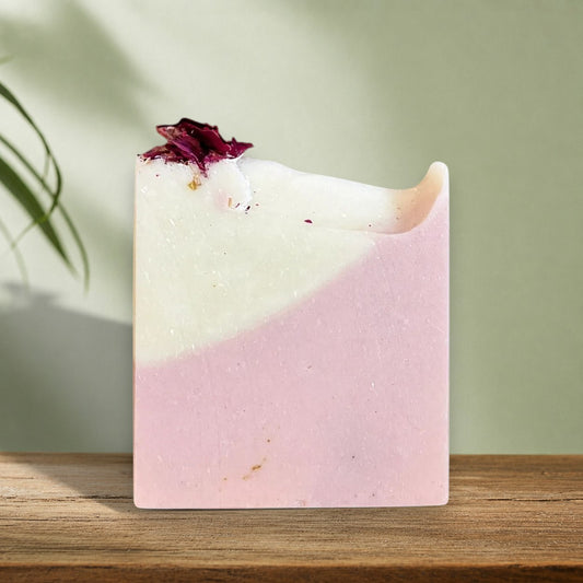 Savon doux BETH La Sultana Savonnerie à l'argile rose, bicolore rose et blanc, garni de pétales de rose séchés.